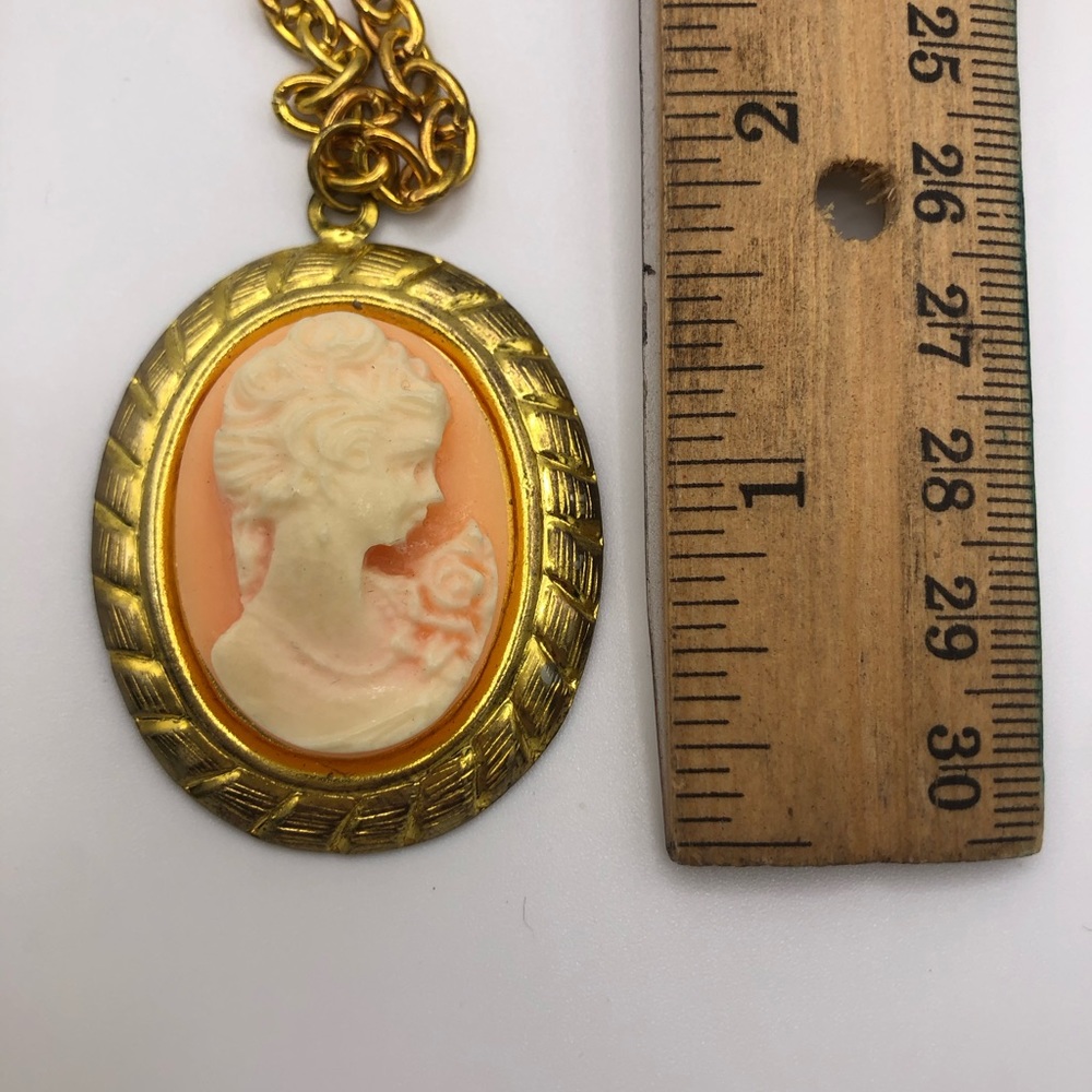 Vintage Cameo Pendant Necklace - Picture 4 of 7